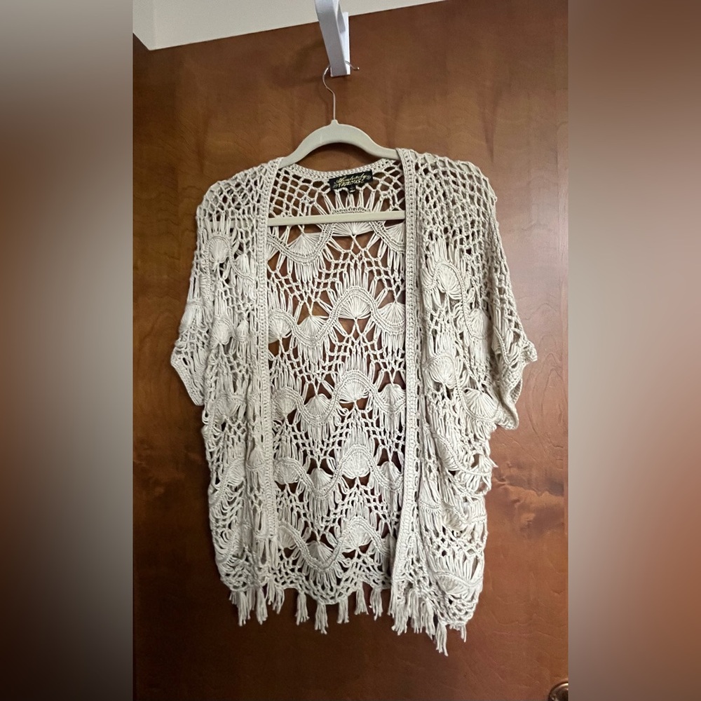ABSOLUTELY FAMOUS Ladies Size Large Taupe Color Crochet Short Sleeve Shrug.